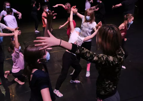 enfants qui dansent sur scène