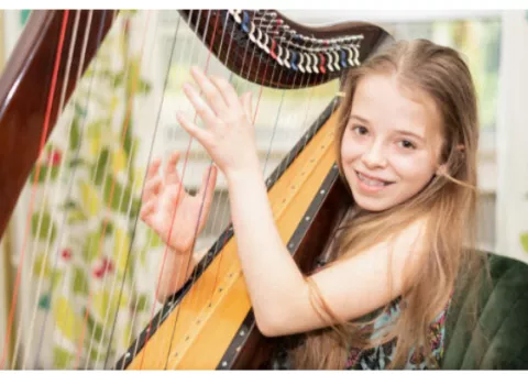 jeune fille jouant de la harpe
