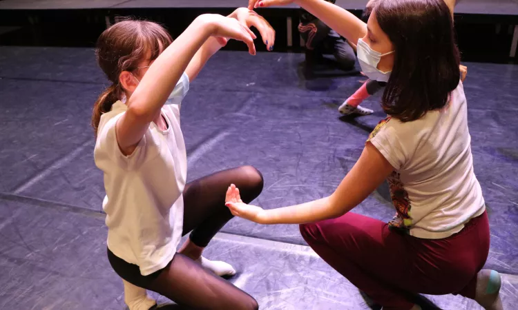 RNMH culture et handicap danser 2 fillettes dansant ensemble sur scène