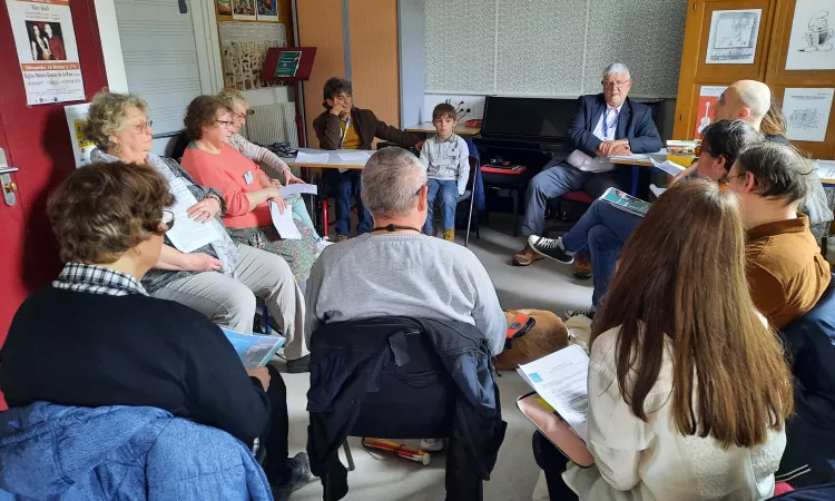 RNMH goupe de gens travaillant ensemble autour d'une table