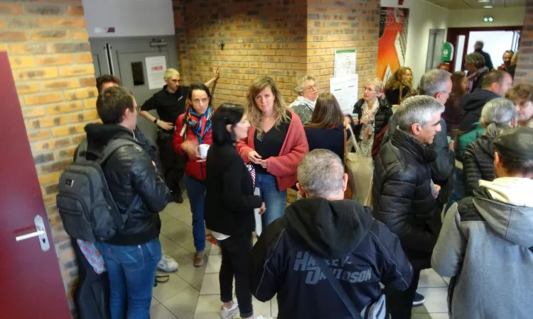 RNMH - groupe de personnes en discussion debout